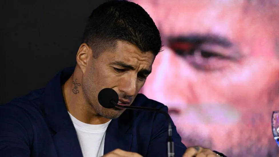 Emotional Suarez announces retirement from Uruguay