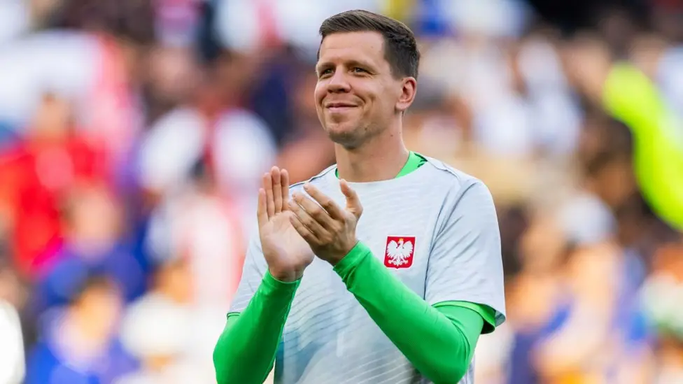 Barcelona signs Szczesny a month after retiring