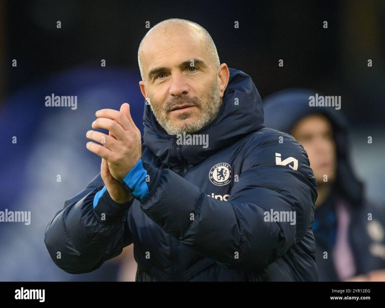 london-uk-01st-dec-2024-chelsea-v-aston-villa-premier-league-stamford-bridge-chelsea-manager-enzo-maresca-picture-credit-mark-pain-alamy-live-news-2YR12EG